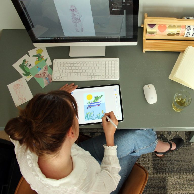 Anouk Wagendorp in eigen studio aan het illustreren op Ipad